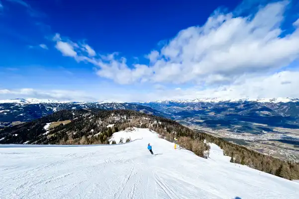 Skieur avec de la bonne neige au printemps