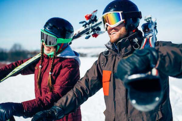 Adultes skieurs qui discutent sur une piste de ski